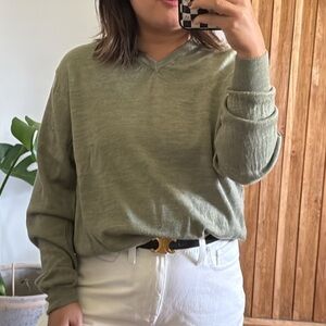 CLUB Room Unisex V neck 100% Merino Wool Sweater. Size L